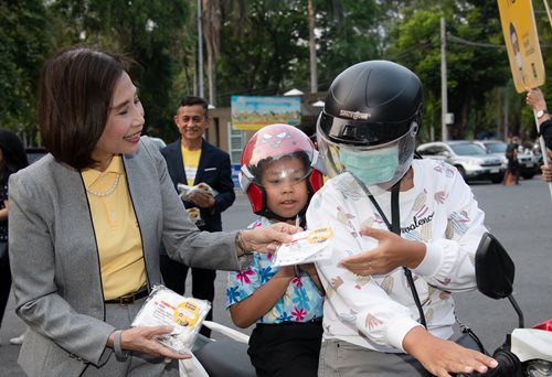 ซาย-คณกฤตยา-ศรสนท-มอบหนากากอนามยแกเดกและผปกครองโรงเรยนสวนลมพน.jpg