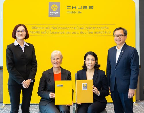 Angela-Hunter-(2nd-person-from-left)-and-Chayathip-Phanmanee-(2nd-person-from-right)-(3).JPG