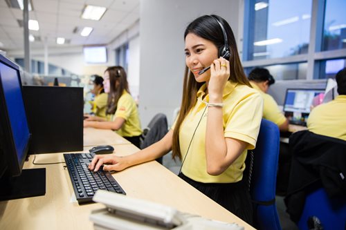 พนกงานคอลเซนเตอร-กรงศร-ออโต-ขณะปฏบตหนาท.jpg